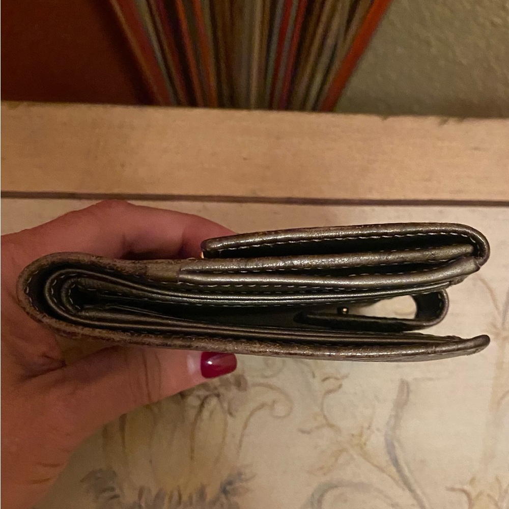 Gucci - GUC - Metallic Guccissima Monogram Bifold Wallet with Gold Accent - Picture 11 of 12